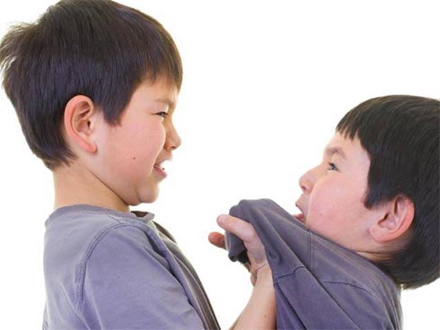Dắt con nhỏ đi chợ, đứa bé nghịch nát miếng đậu phụ và phản ứng đáng nể của người mẹ-3