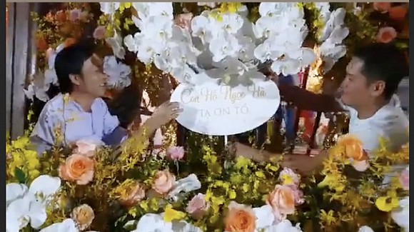 Hà Hồ chia sẻ khoảnh khắc Hoài Linh trêu mình: ‘Hồ Ngọc Hà ơi, con đang ngồi làm hoa cho cô đây’-1