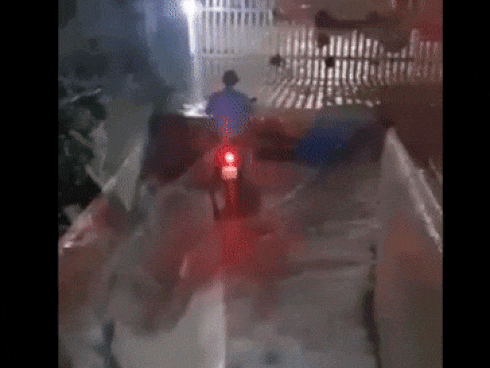 Mưa lớn trôi cả xe máy, ba người đàn ông vất vả cứu xe-1