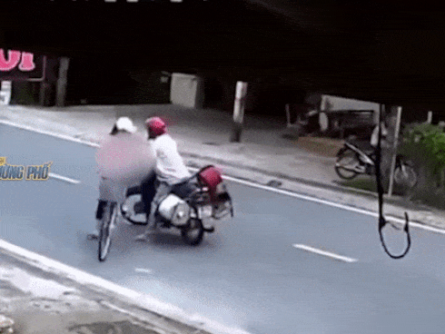 Xôn xao clip người đàn ông sờ đùi, vuốt má nữ sinh lớp 7 trong lớp Tin học khiến dân mạng phẫn nộ-1