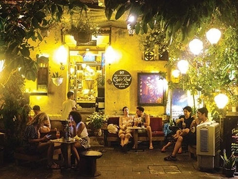 Phố cà phê đường tàu đông nghịt du khách check-in cảm giác mạnh-1