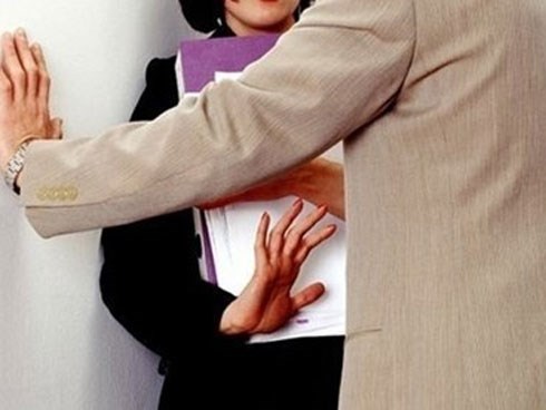 Đối phó với những kẻ quấy rối tình dục nơi công sở, dù có là sếp chị em cũng tuyệt đối đừng cam chịu!