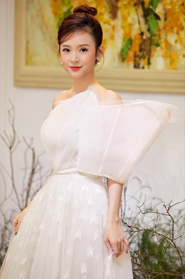 Midu chuộng style nữ tính, mặc đồ hở vừa đủ khoe vai thon-4