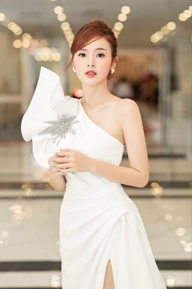 Midu chuộng style nữ tính, mặc đồ hở vừa đủ khoe vai thon-5