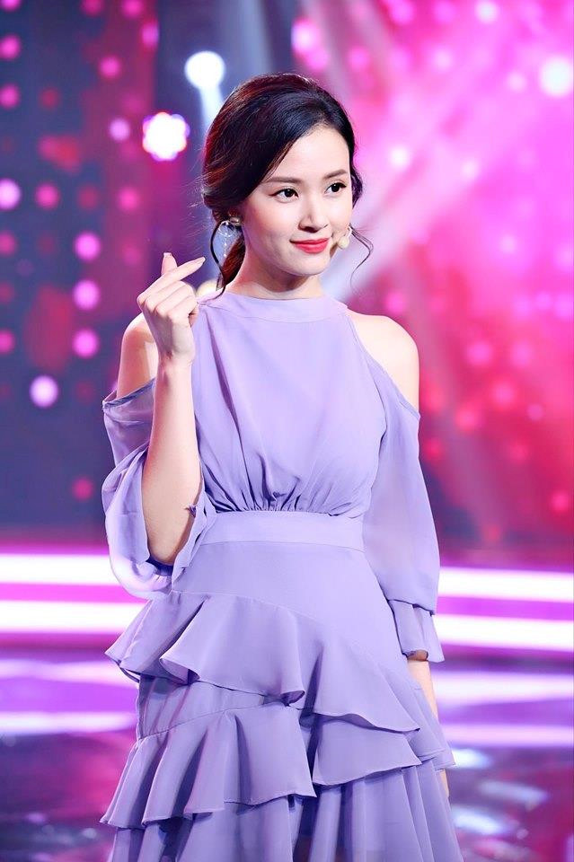 Midu chuộng style nữ tính, mặc đồ hở vừa đủ khoe vai thon-8