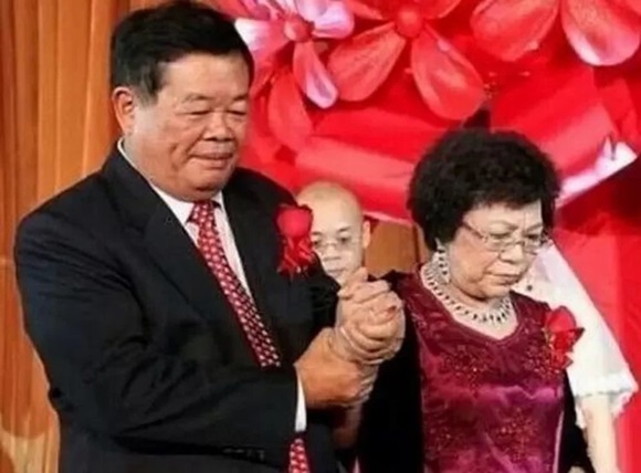 Đòi bỏ nhà theo bồ trẻ nhưng chỉ một câu nói khiến tỷ phú ân hận sang tên tất cả tài sản cho vợ-1