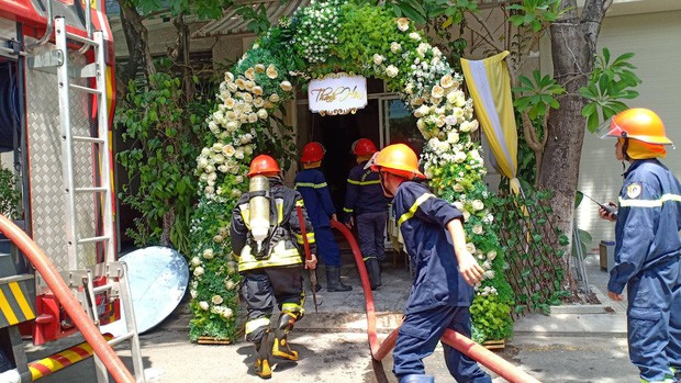 Vừa tổ chức xong lễ thành hôn để ra hàng ăn tiệc, nhà chú rể bỗng bốc cháy ngùn ngụt-1