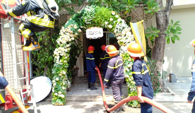 Vừa tổ chức xong lễ thành hôn để ra hàng ăn tiệc, nhà chú rể bỗng bốc cháy ngùn ngụt-3