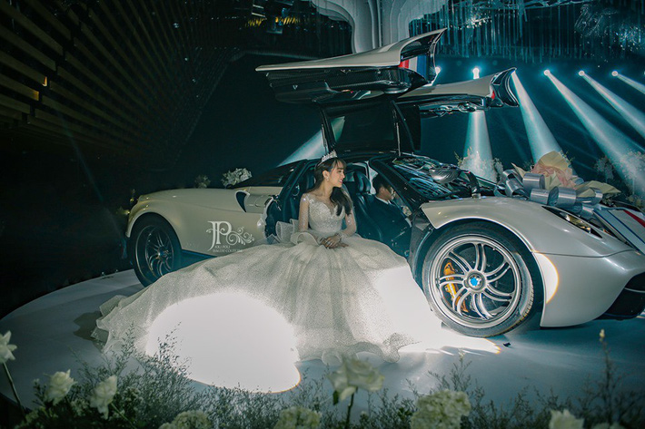 3 bộ váy cưới trị giá 700 triệu của ái nữ nhà Minh Nhựa: Áo dài có thể tiết kiệm nhưng váy cưới phải xa hoa bậc nhất-3