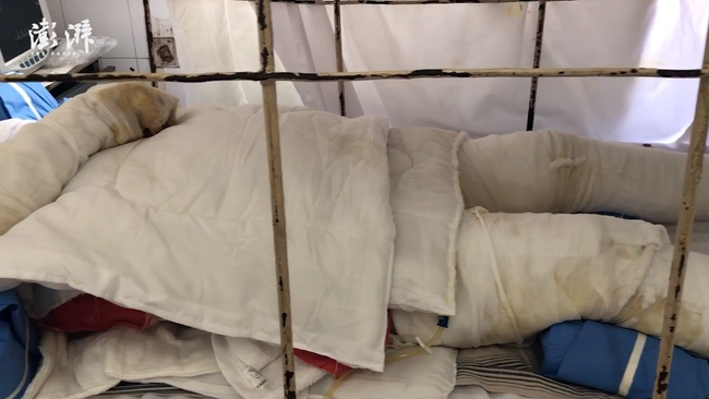 Hình ảnh người phụ nữ đi chùa bất cẩn bị ngã vào hố nhang khiến cơ thể bỏng nặng khiến mọi người hoảng sợ-1