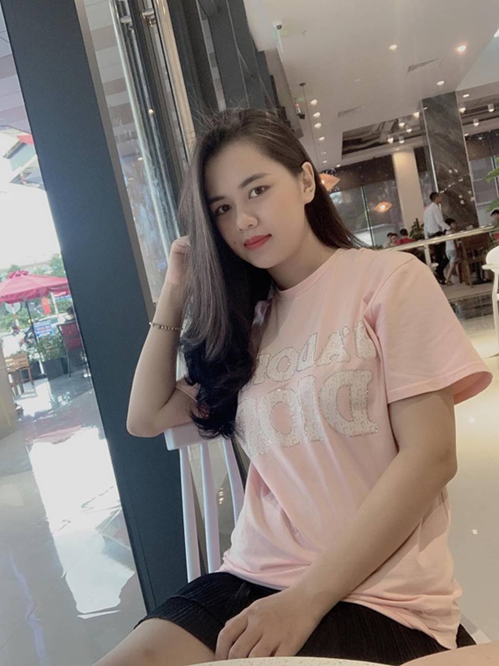 Nhan sắc gái một con trông mòn con mắt của vợ Quế Ngọc Hải-8