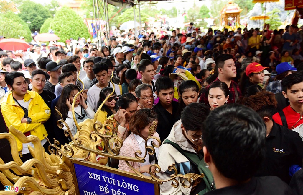 Khi Hoài Linh nói với kẻ gian ở ngày giỗ Tổ: ‘Thôi tha cho bà con đi’-1