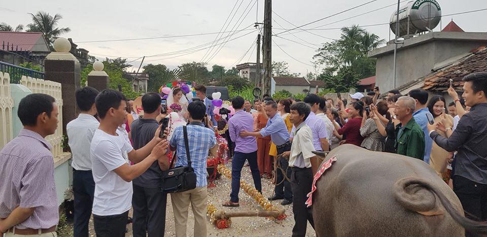 Quên siêu xe 80 tỷ của đại gia Minh Nhựa đi, màn rước dâu độc đáo này mới khó tính giá trị, đặc biệt cô dâu được phát hiện giống một sao bự-2