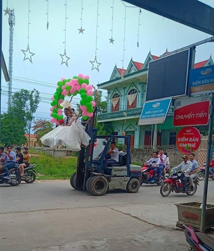 Quên siêu xe 80 tỷ của đại gia Minh Nhựa đi, màn rước dâu độc đáo này mới khó tính giá trị, đặc biệt cô dâu được phát hiện giống một sao bự-5