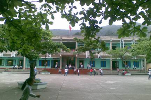 Vấp ngã ở bậc thang lên xuống, học sinh lớp 3 tử vong-1