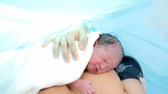 Lê Phương chính thức công khai gương mặt đáng yêu của con gái vừa mới chào đời-2