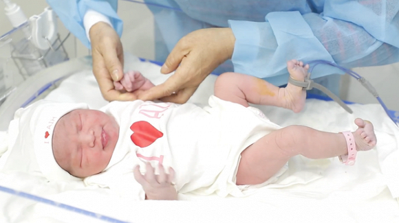 Lê Phương chính thức công khai gương mặt đáng yêu của con gái vừa mới chào đời-3