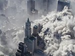 Câu chuyện cậu bé đứng chụp ảnh điềm tĩnh, đằng sau là tòa tháp bốc cháy trong thảm kịch 11/9 gây ra nhiều tranh luận-6
