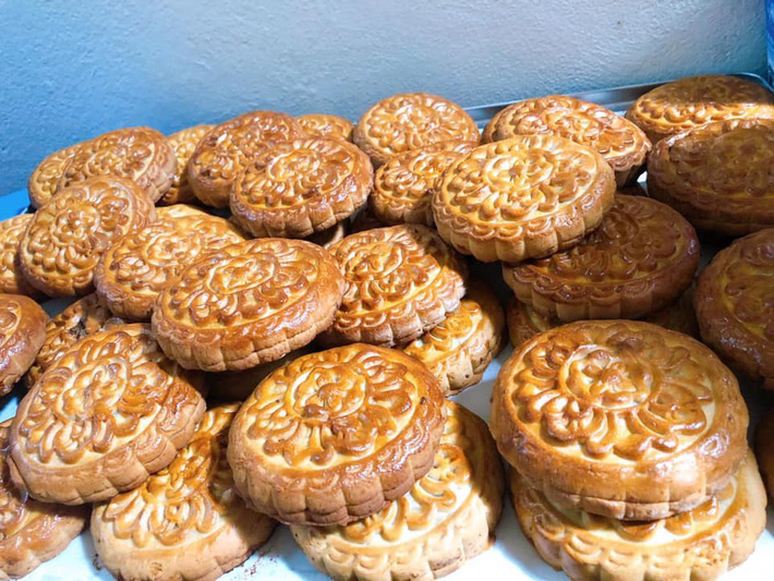 Chưa kịp sửng sốt trước độ hot của bánh Trung thu không nhân, nhiều người tiêu dùng lại tiếp tục phân vân về giá thành của loại bánh này-1