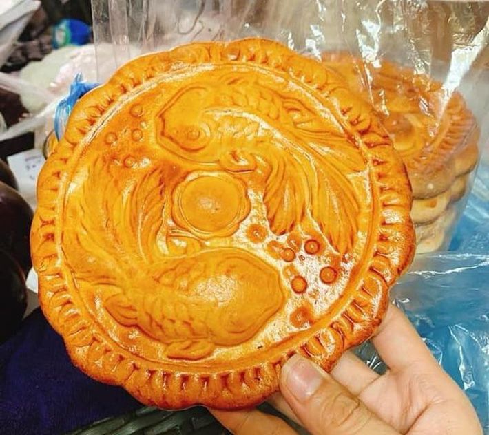 Chưa kịp sửng sốt trước độ hot của bánh Trung thu không nhân, nhiều người tiêu dùng lại tiếp tục phân vân về giá thành của loại bánh này-2
