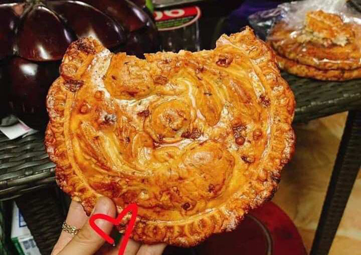 Chưa kịp sửng sốt trước độ hot của bánh Trung thu không nhân, nhiều người tiêu dùng lại tiếp tục phân vân về giá thành của loại bánh này-3