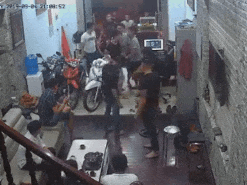 CLIP: Thanh niên lao vào tiệm cầm đồ châm lửa đốt, chủ tiệm vội chạy lên gác cứu vợ bầu