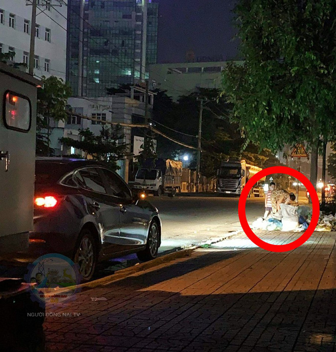 Chủ xe ô tô thấy hai mẹ con đang lục túi rác bên đường và hành động khiến ai cũng khen ngợi-1