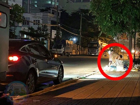 Chủ xe ô tô thấy hai mẹ con đang lục túi rác bên đường và hành động khiến ai cũng khen ngợi