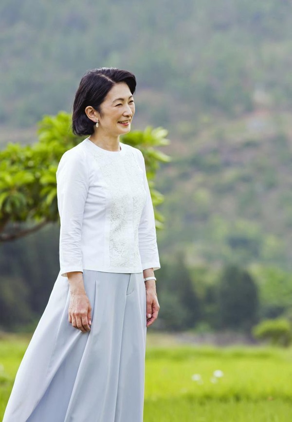 Thái tử phi Nhật Bản đẹp ngỡ ngàng trong bộ ảnh mới và có màn đối đáp khéo hết phần thiên hạ khi nói về chuyện con gái mãi không lấy chồng-5