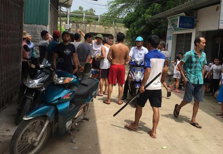 Xôn xao thông tin nam thanh niên bị người dân bao vây do nghi là bắt cóc trẻ em?-1