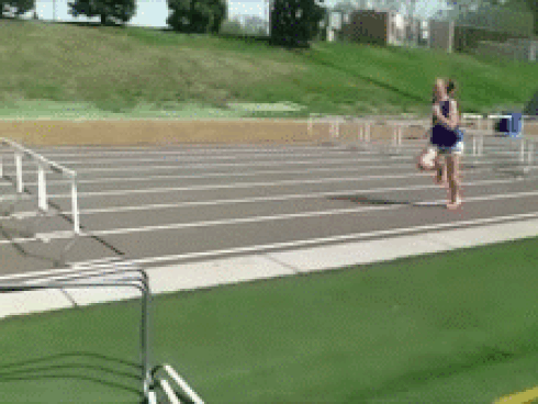 Người đàn ông bị tấm thảm bay quật ngã khi đang đi trên đường-1