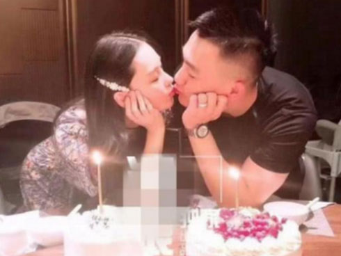 Đọc tin nhắn trong máy chồng nay anh thích em mặc đồ lót màu gì, vợ lẳng lặng đặt 2 thứ vào ví chồng rồi rung đùi chờ kịch hay-3