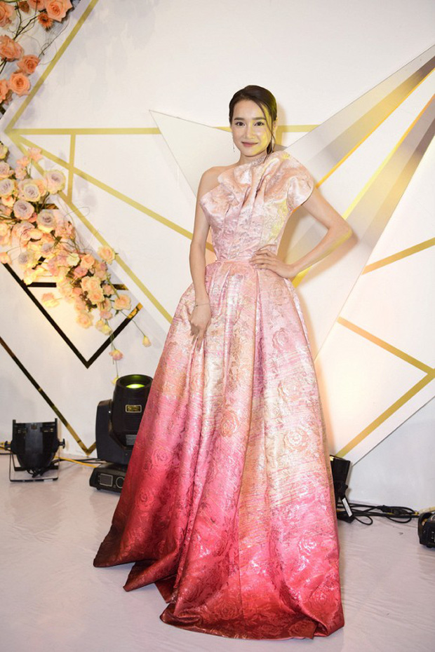 Sau sinh con, Nhã Phương ngày càng trẻ đẹp tựa thần tiên tỷ tỷ nhưng vẫn để lọt một bộ cánh già đau đớn-5