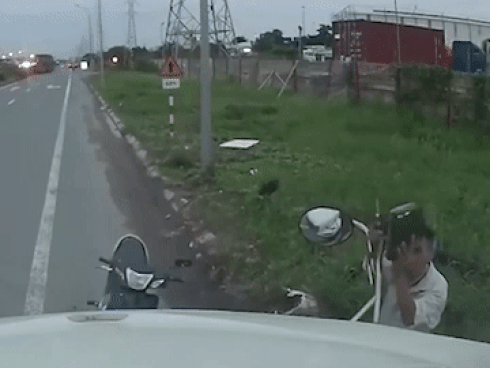 Thanh niên vô tư đứng giữa cao tốc sử dụng điện thoại-1