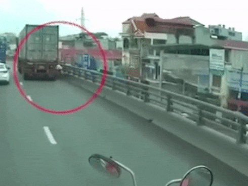 Ngã ngay sát bánh xe tải, nam thanh niên phản xạ cực nhanh thoát chết trong gang tấc-1