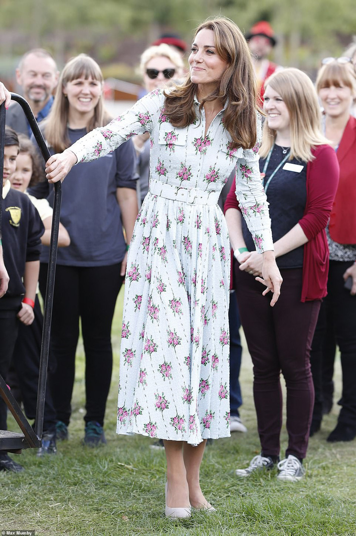 Công nương Kate đi đôi giày mà Nữ hoàng Anh ghét cay ghét đắng” nhưng vẫn được dân tình bênh vực vì chăm tiết kiệm-2