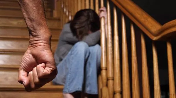 Thiếu nữ tố cáo bị bố và vài người đàn ông khác quấy rối, sự thật khiến mọi người vô cùng bất ngờ-1