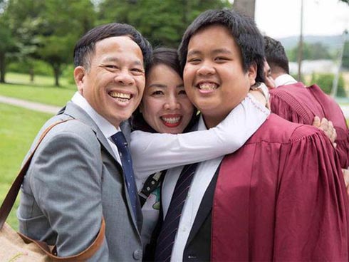 Từng bị cô giáo kì thị vì thuận tay trái, sau một thời gian Đỗ Nhật Nam thuận cả hai tay vì được mẹ dạy cách làm vô cùng dễ dàng-1