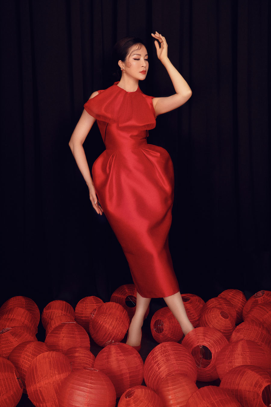 MC Thanh Mai khoe vẻ đẹp bên đèn lồng-2