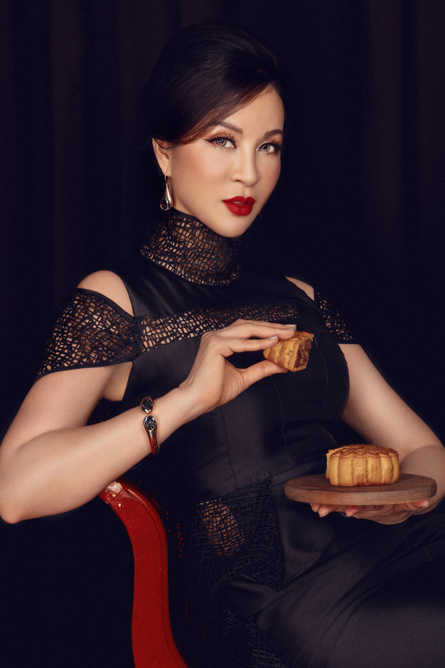 MC Thanh Mai khoe vẻ đẹp bên đèn lồng-5