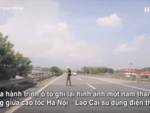 Thanh niên 'vô tư' đứng giữa cao tốc sử dụng điện thoại
