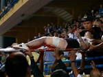 Báo hàng đầu châu Á bàng hoàng khi thấy fan nữ đổ máu vì bị pháo bắn trúng, ngán ngẩm trước vấn nạn pháo sáng tại làng bóng đá Việt-3