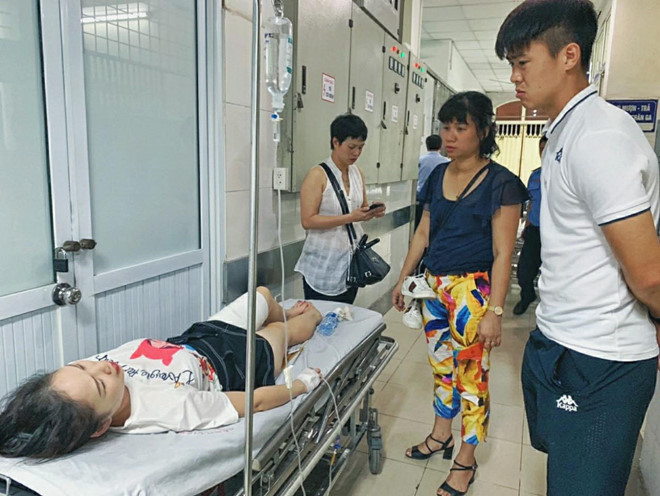 Duy Mạnh vào bệnh viện thăm CĐV nữ bị thương do pháo sáng-1