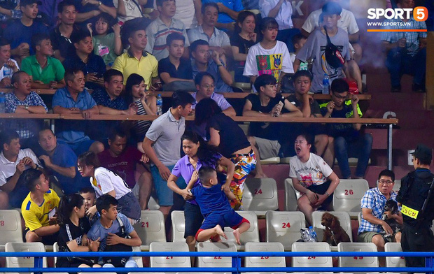 Báo hàng đầu châu Á bàng hoàng khi thấy fan nữ đổ máu vì bị pháo bắn trúng, ngán ngẩm trước vấn nạn pháo sáng tại làng bóng đá Việt-1