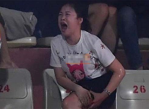 Chồng nữ CĐV trúng pháo: