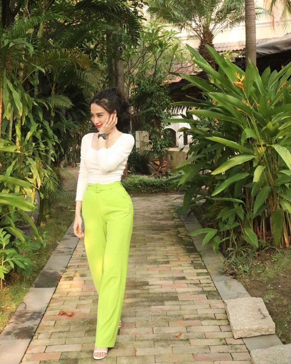 Angela Phương Trinh hết khoe thân, em ruột 23 tuổi lại ngày càng táo bạo-10