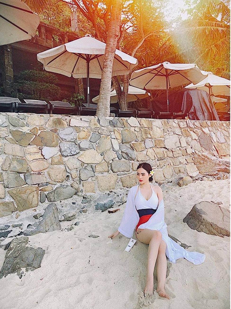 Angela Phương Trinh hết khoe thân, em ruột 23 tuổi lại ngày càng táo bạo-14