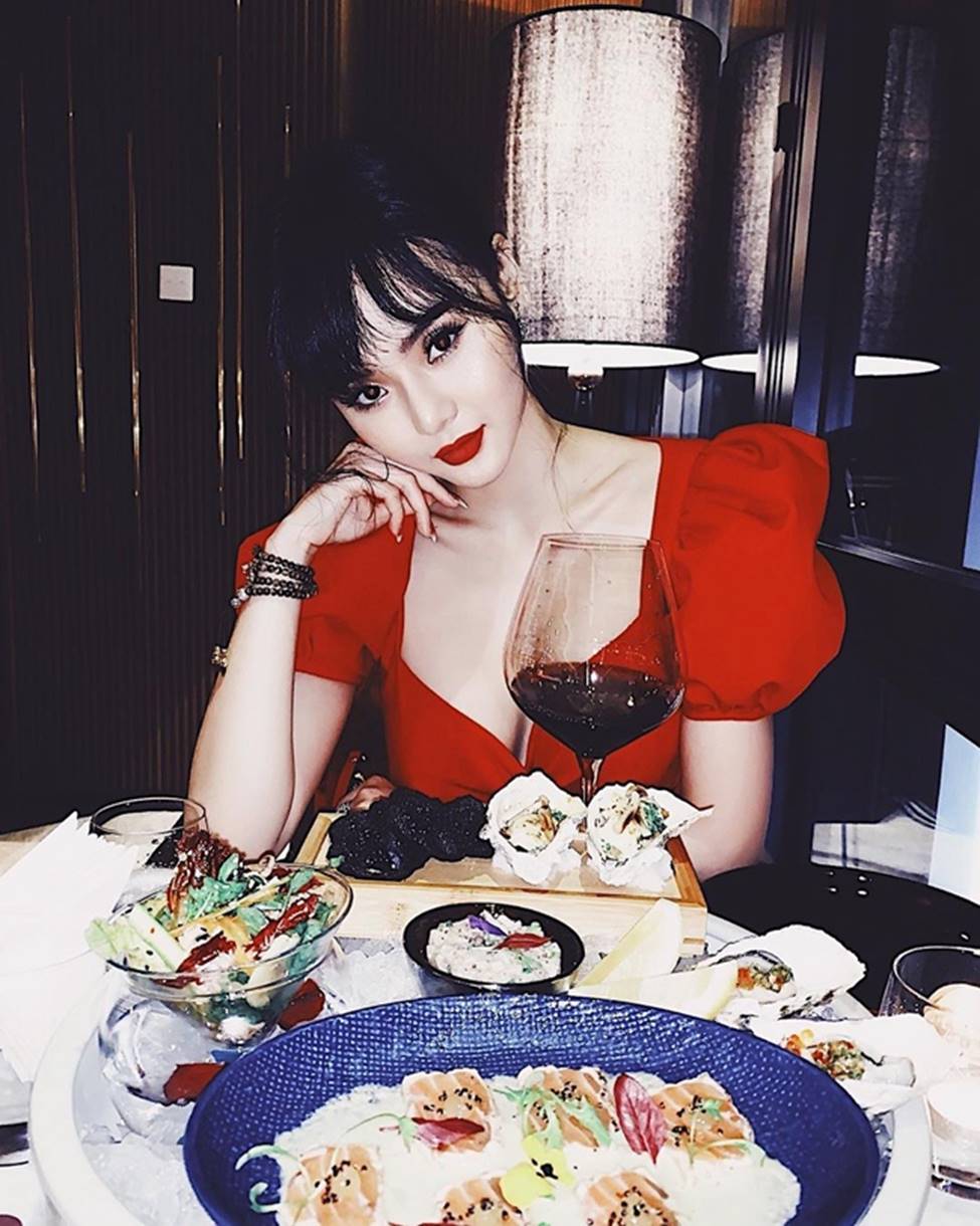 Angela Phương Trinh hết khoe thân, em ruột 23 tuổi lại ngày càng táo bạo-17