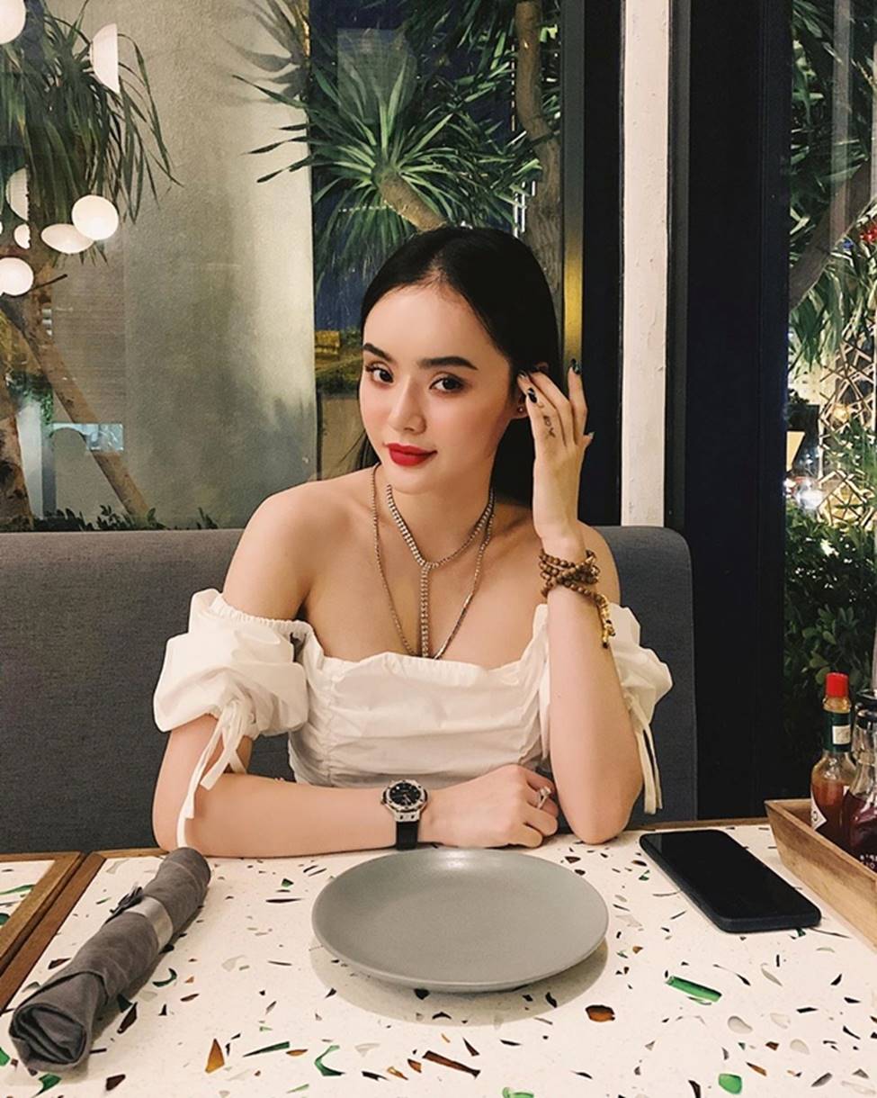 Angela Phương Trinh hết khoe thân, em ruột 23 tuổi lại ngày càng táo bạo-18