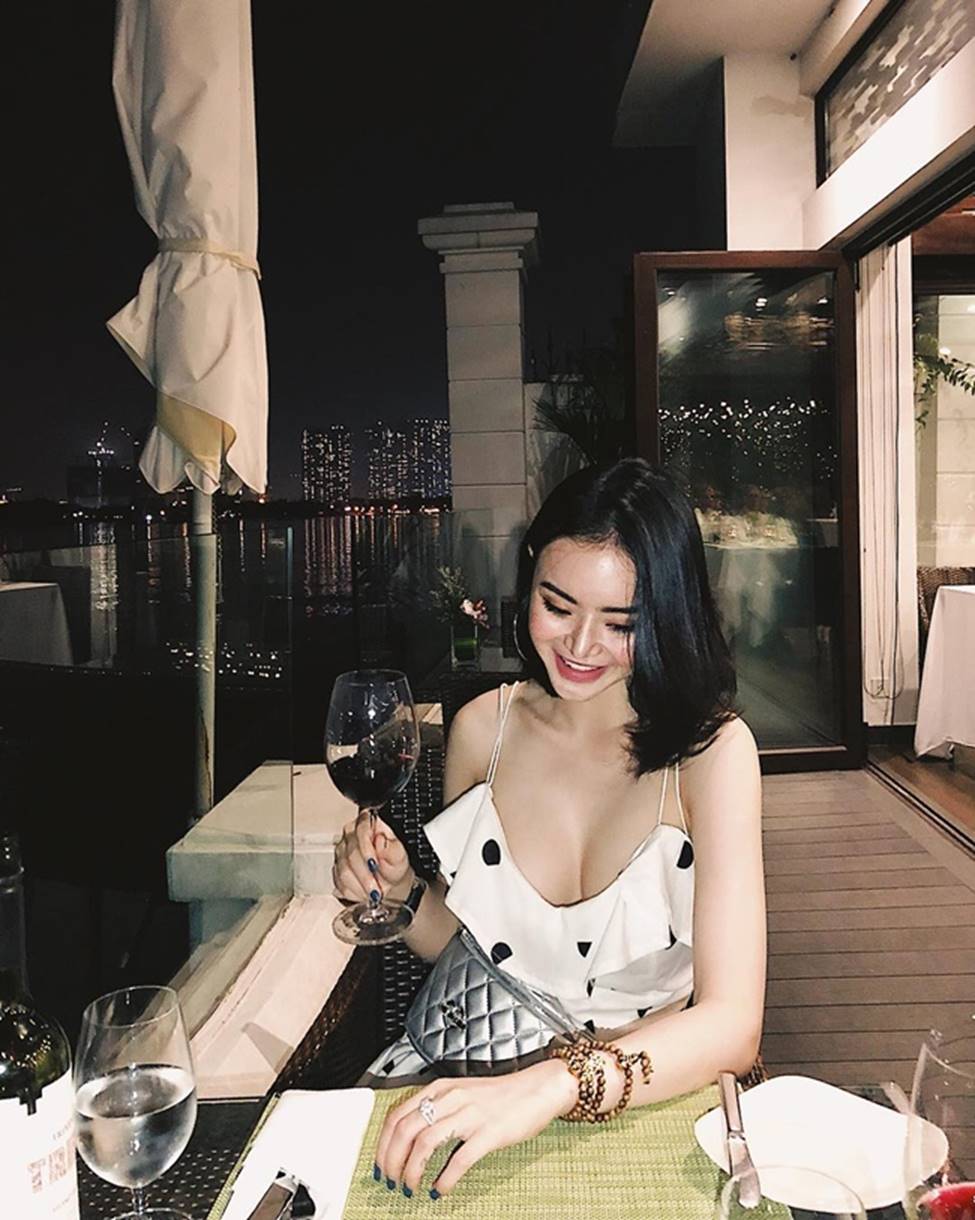 Angela Phương Trinh hết khoe thân, em ruột 23 tuổi lại ngày càng táo bạo-19